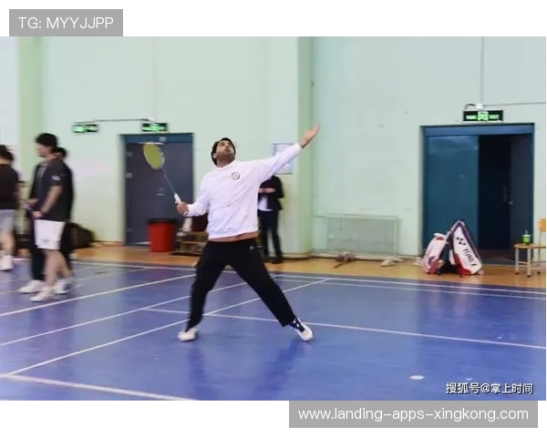 羽毛球直线杀出一道白光，点亮运动激情