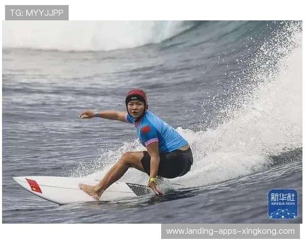 冲浪女子组选手在浪上连转三圈