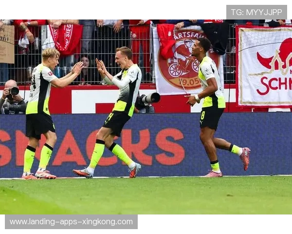 多特阿德耶米强突四人后一脚推射实现超级时刻