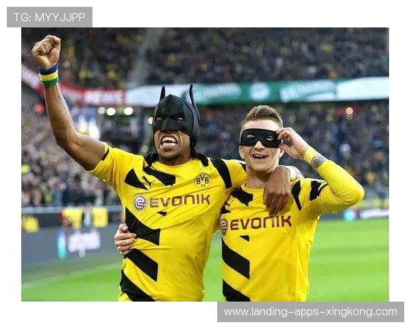 德甲多特锋线互换位置频繁,对方防线混乱的战术解码