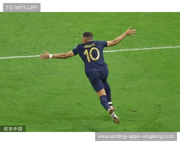 姆巴佩带球突破后分球,法国前场多线进攻令人窒息——速度、空间与战术美学的交响